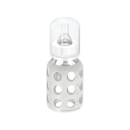 Glasflasche mit Silikonhülle und Zubehör. Deckel und Sauger aufgesetzt. Graue Silikonhülle mit Löchern. Text: www.lifefactory.com.