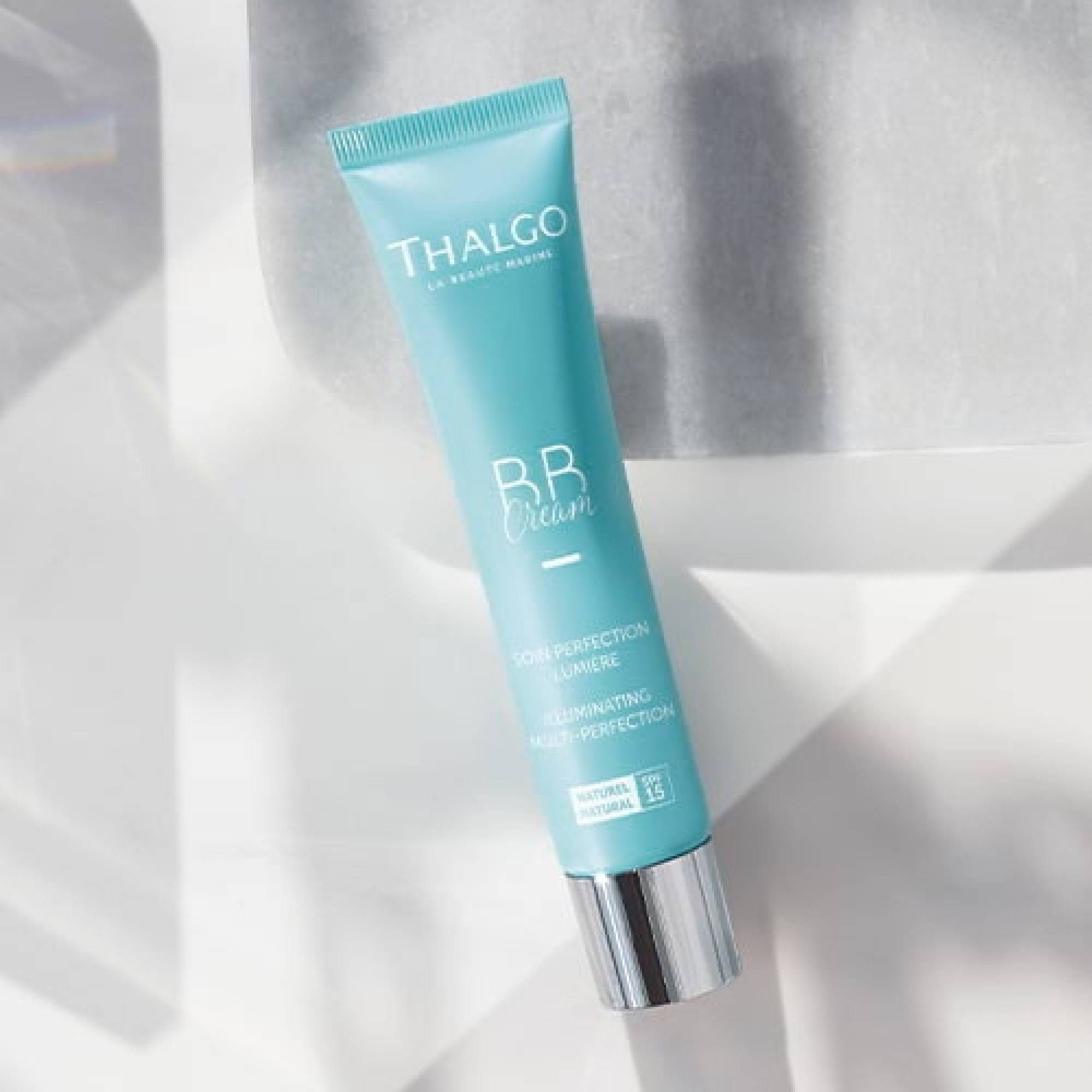 Türkisblaue Tube mit silbernem Verschluss. Aufschrift: THALGO, BB Cream, SOIN PERFECTION LUMIERE, Illuminating Multi-Perfection. Natur-Zertifizierung.
