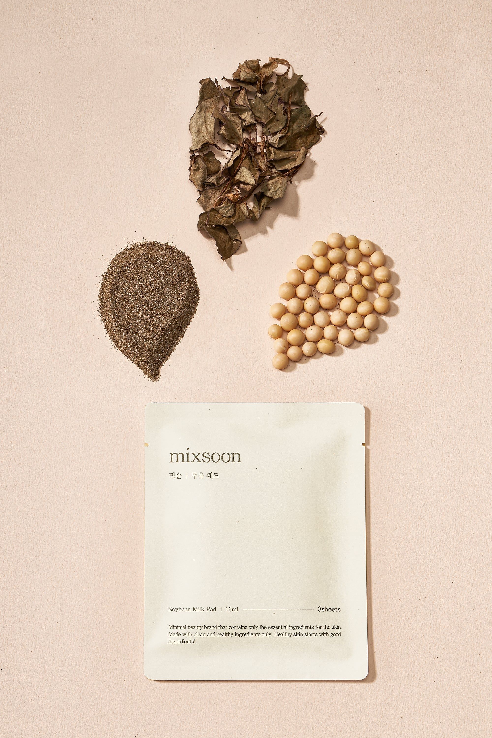 Das Produkt und Zutaten: Sojabohnen, Blätter und Pulver. Aufschrift: mixsoon, Soybean Milk Pad.