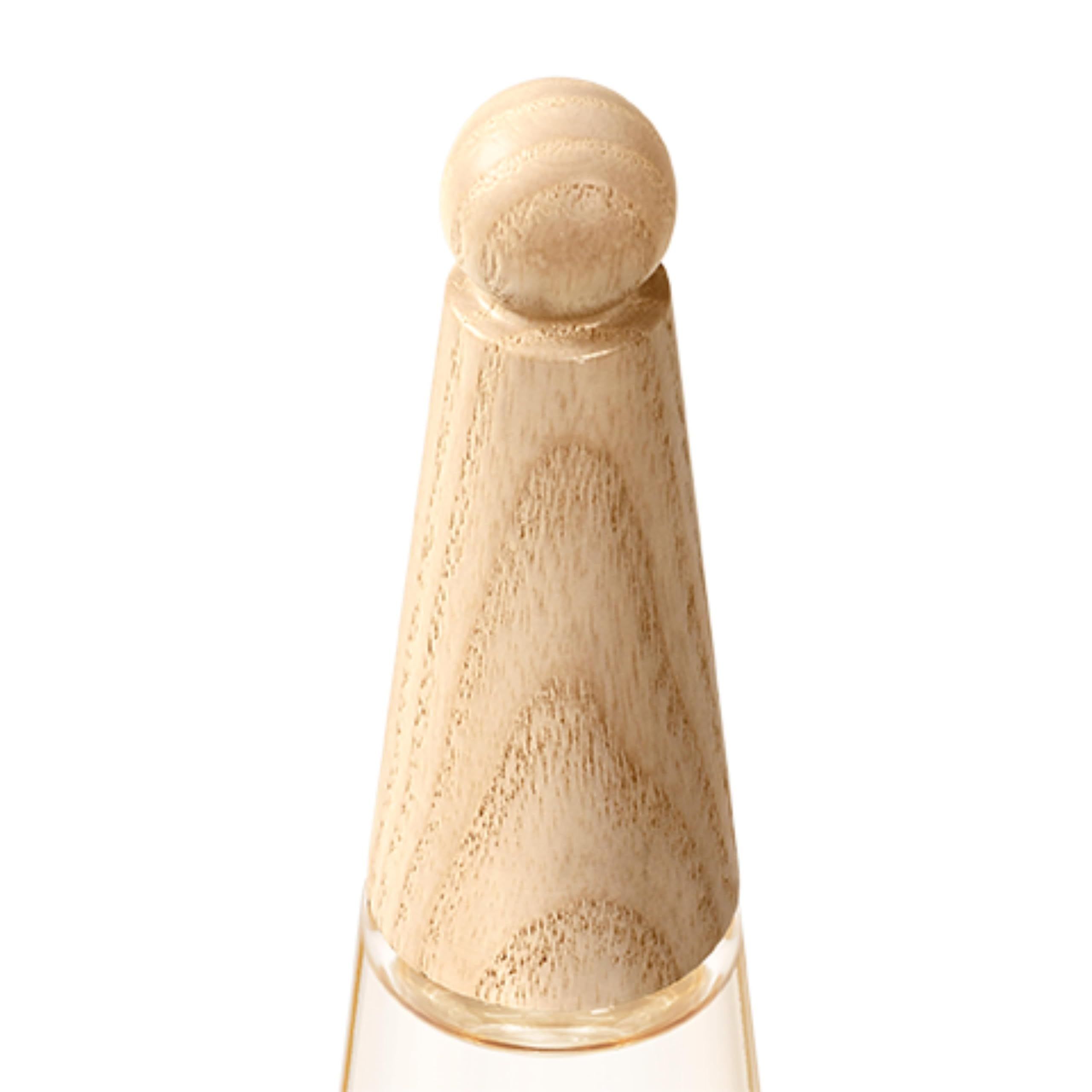 Parfümflakon mit Holzverschluss. Kegelförmiger Flakon mit Holzdeckel und Kugel. Klarer Glasbehälter.