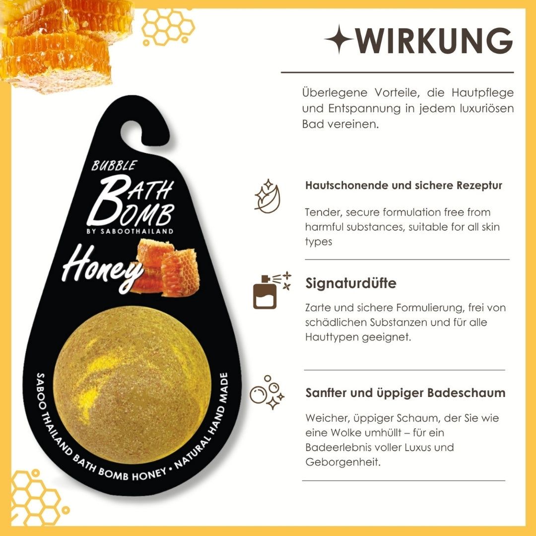 Schwarzes Etikett mit Honig-Bad-Bombe. Goldene Kugel mit Honig-Motiv. Text: Bubble Bath Bomb, Honey, by Saboo Thailand, Natural Hand Made. Wirkung.