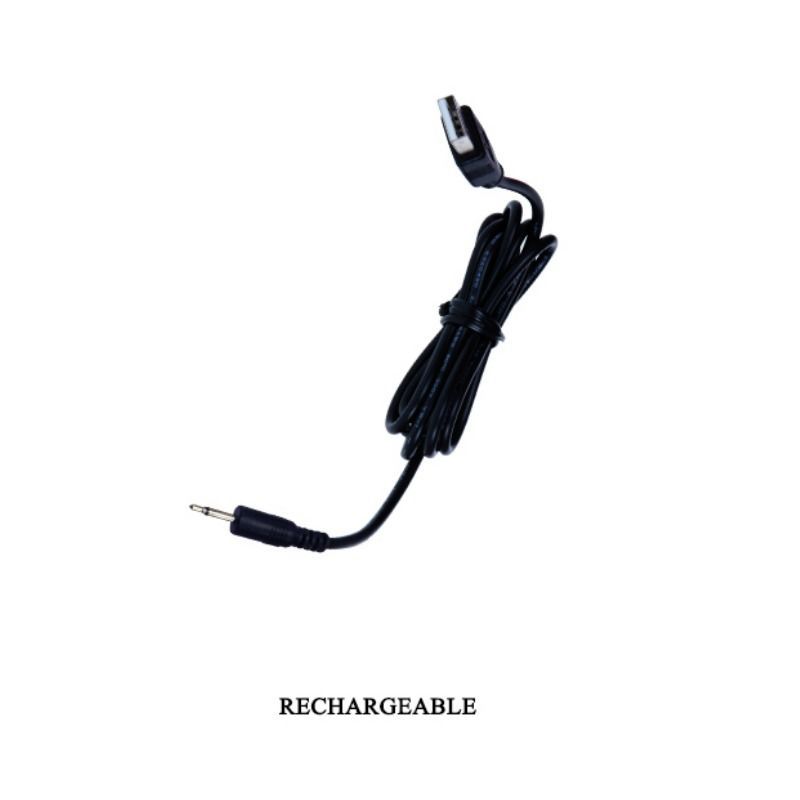 Schwarzes Ladekabel mit Stecker. Aufschrift: RECHARGEABLE.