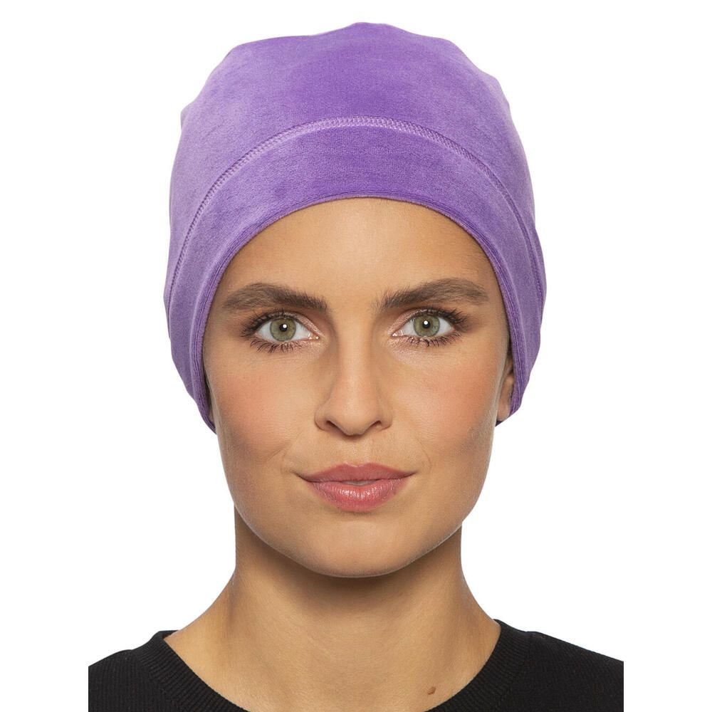Irisviolett Turban, vorne. Frau trägt ihn. Naht am Stirnband. Weicher Stoff.
