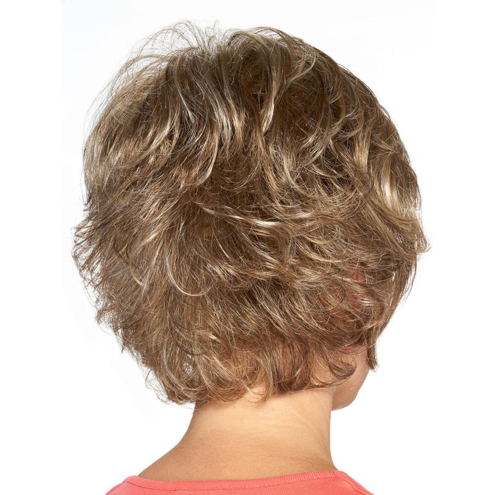 Rückansicht einer Kurzhaarperücke mit blond-braunem Haar. Rosa Oberteil.