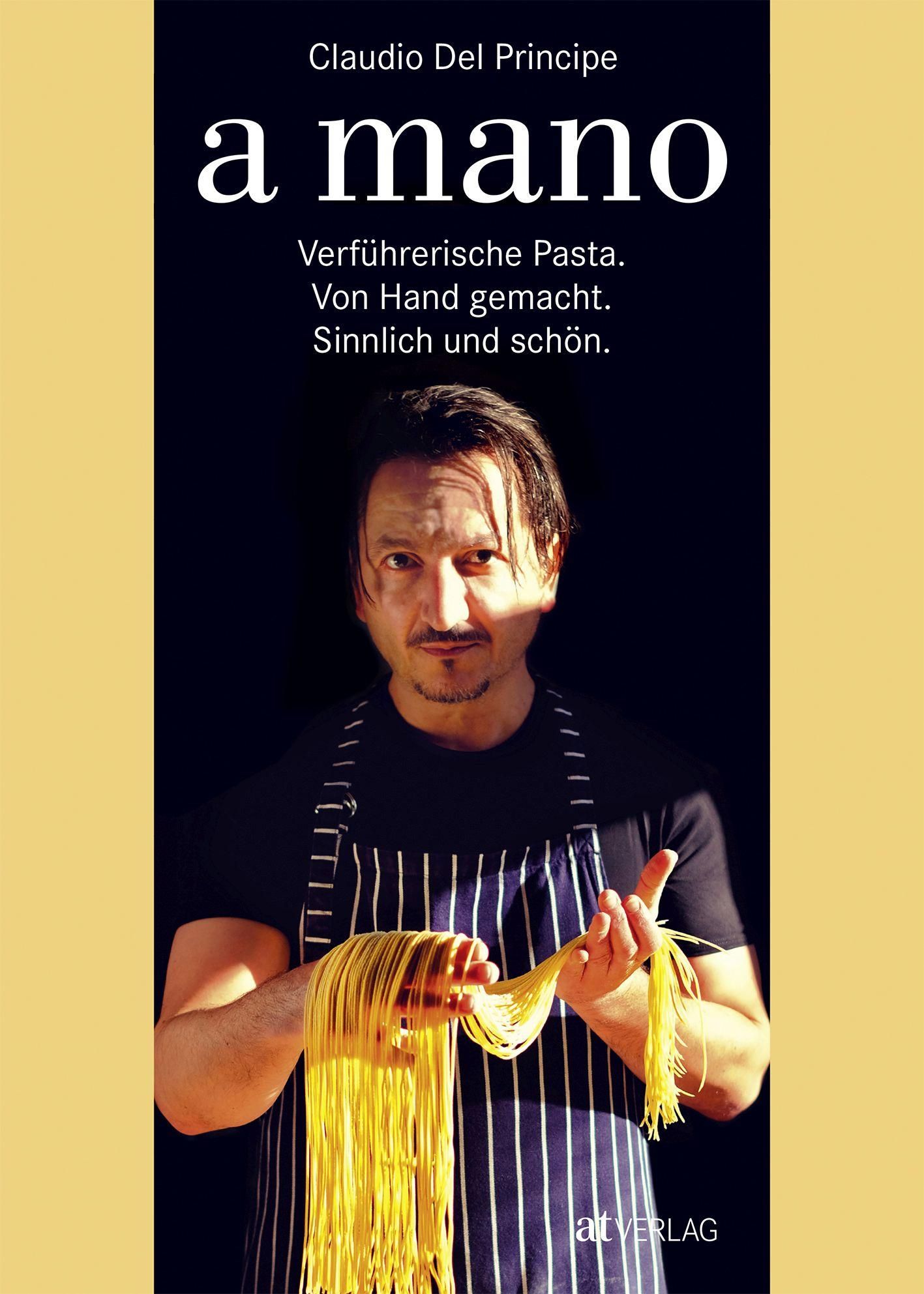 Buchcover mit Titel "a mano". Mann hält Spaghetti. Text: Verführerische Pasta. Von Hand gemacht. Sinnlich und schön. Autor: Claudio Del Principe.