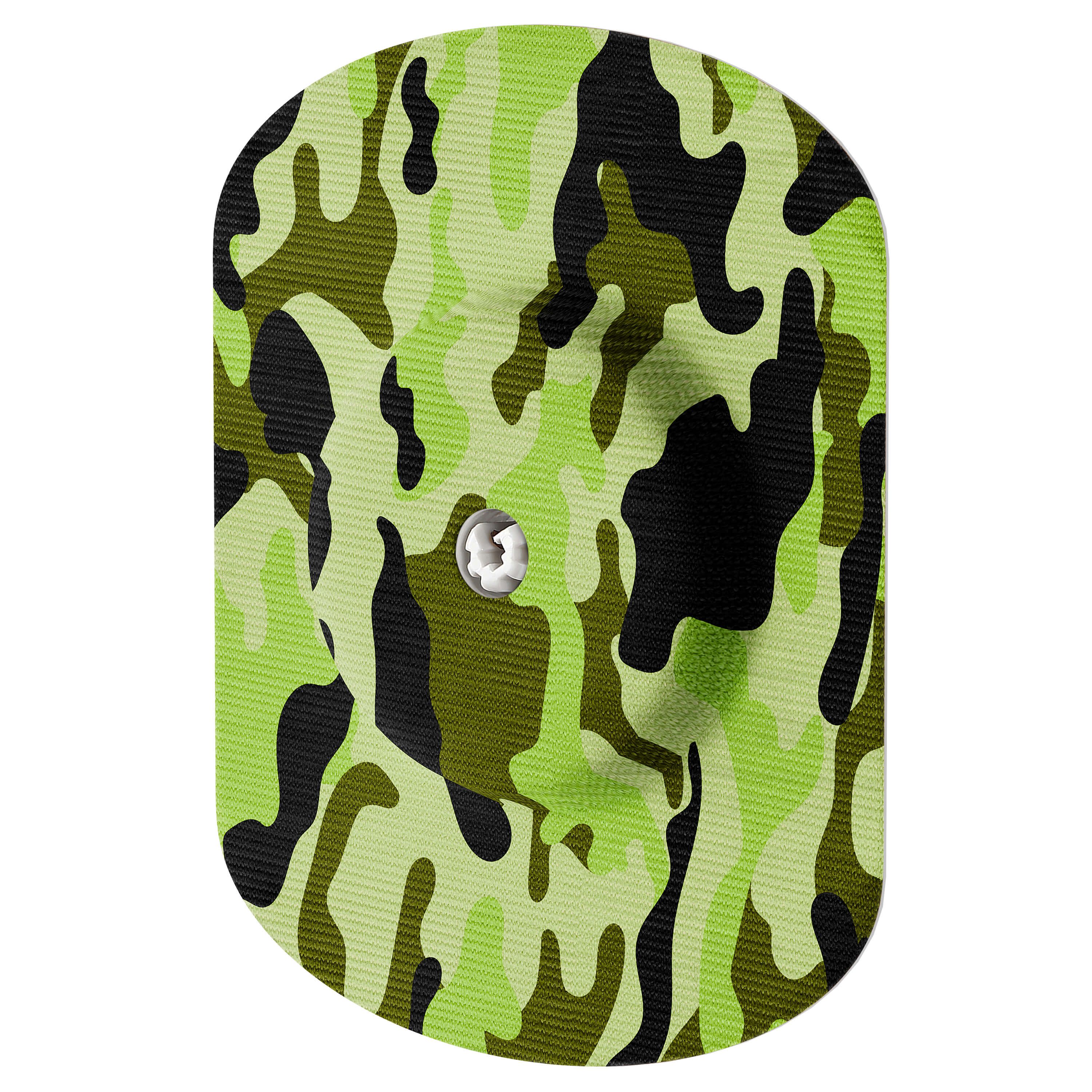 Ovales Pflaster mit Tarnmuster. Zentraler Sensor sichtbar. Grün, Schwarz und Braun.