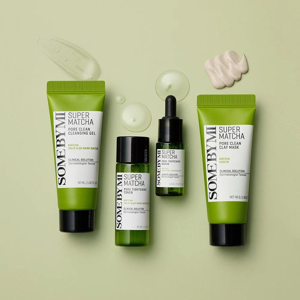 Hautpflegeprodukte auf grünem Hintergrund. Enthält Reinigungsgel, Toner, Serum und Maske. Einige Tropfen und Cremes.
