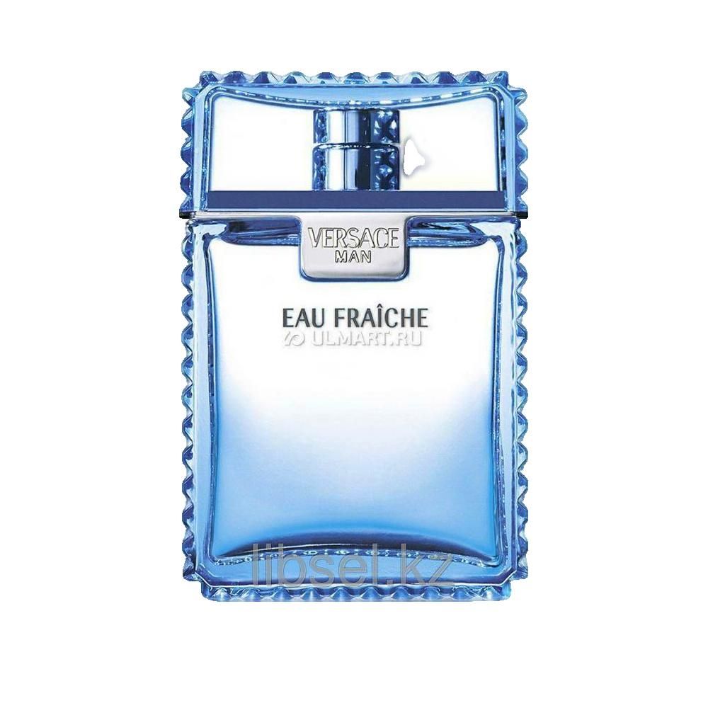 Blaues Parfümflakon mit quadratischer Form. Der Name Versace und Eau Fraîche sind sichtbar. Wellenförmige Kanten.
