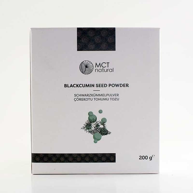 Weiße Schachtel mit Logo und Schriftzug MCT natural. Aufschrift: Blackcumin Seed Powder, Schwarzkümmelpulver, 200 g.