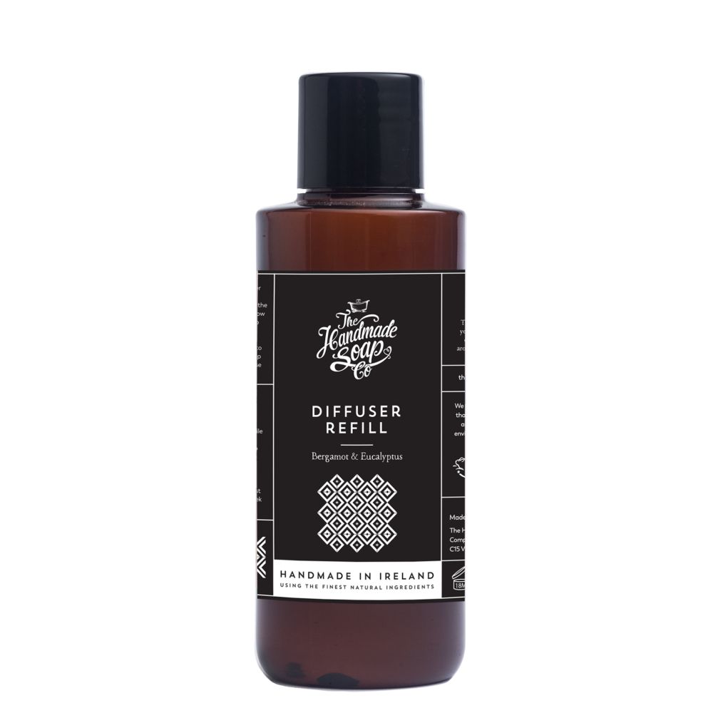 Braune Flasche mit schwarzem Deckel. Etikett mit Logo und Text: Diffuser Refill, Bergamot & Eucalyptus. Hergestellt in Irland.