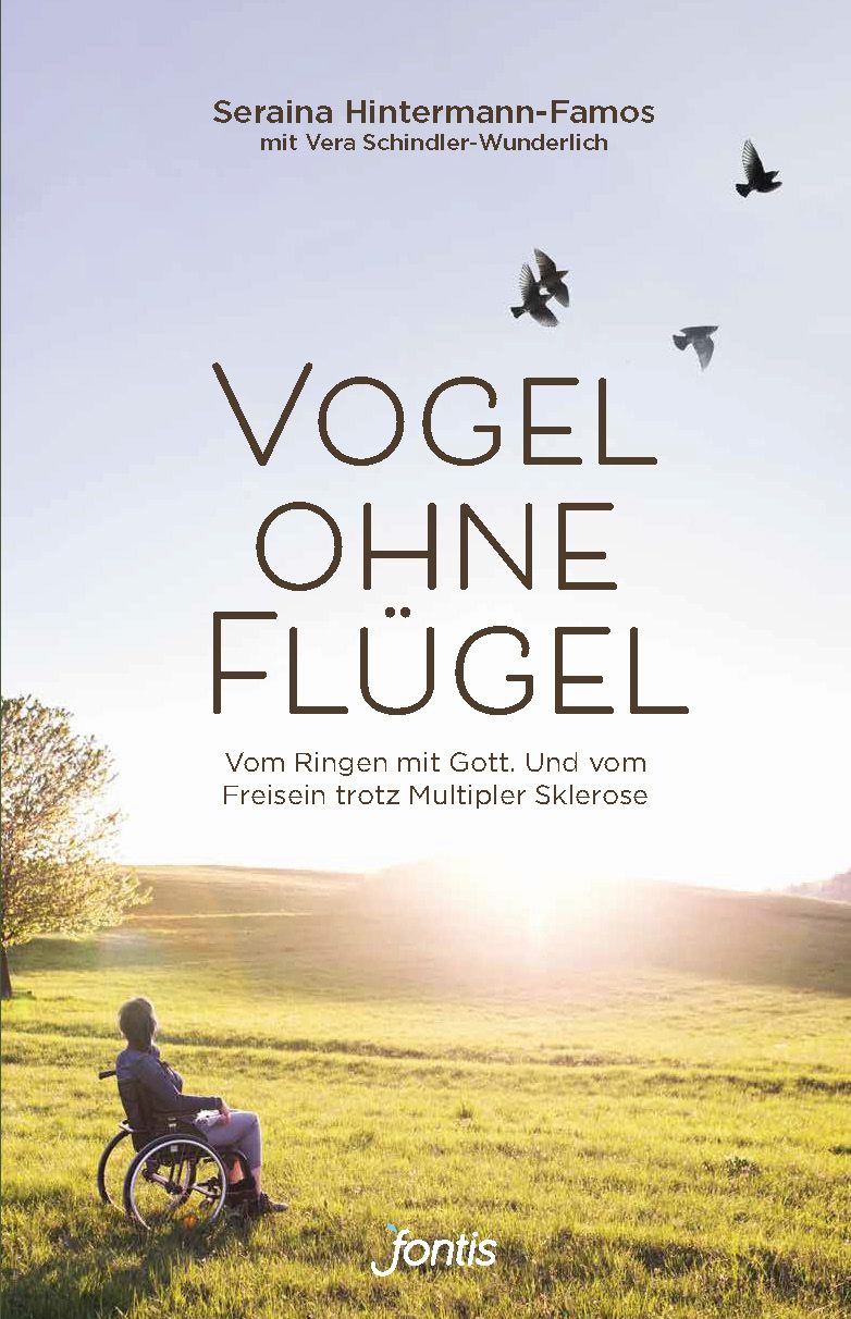 Buchcover mit Titel "Vogel ohne Flügel". Autorinnen: Seraina Hintermann-Famos und Vera Schindler-Wunderlich. Eine Person im Rollstuhl auf einer Wiese.