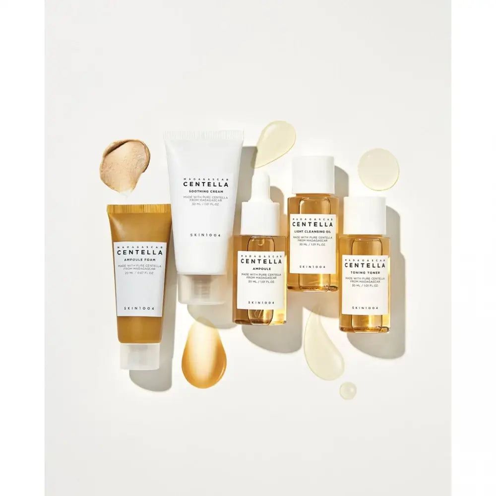 Verschiedene Hautpflegeprodukte, darunter eine Ampulle, ein Reinigungsschaum, ein Reinigungsöl, eine Creme und ein Toner, mit Produkttext.