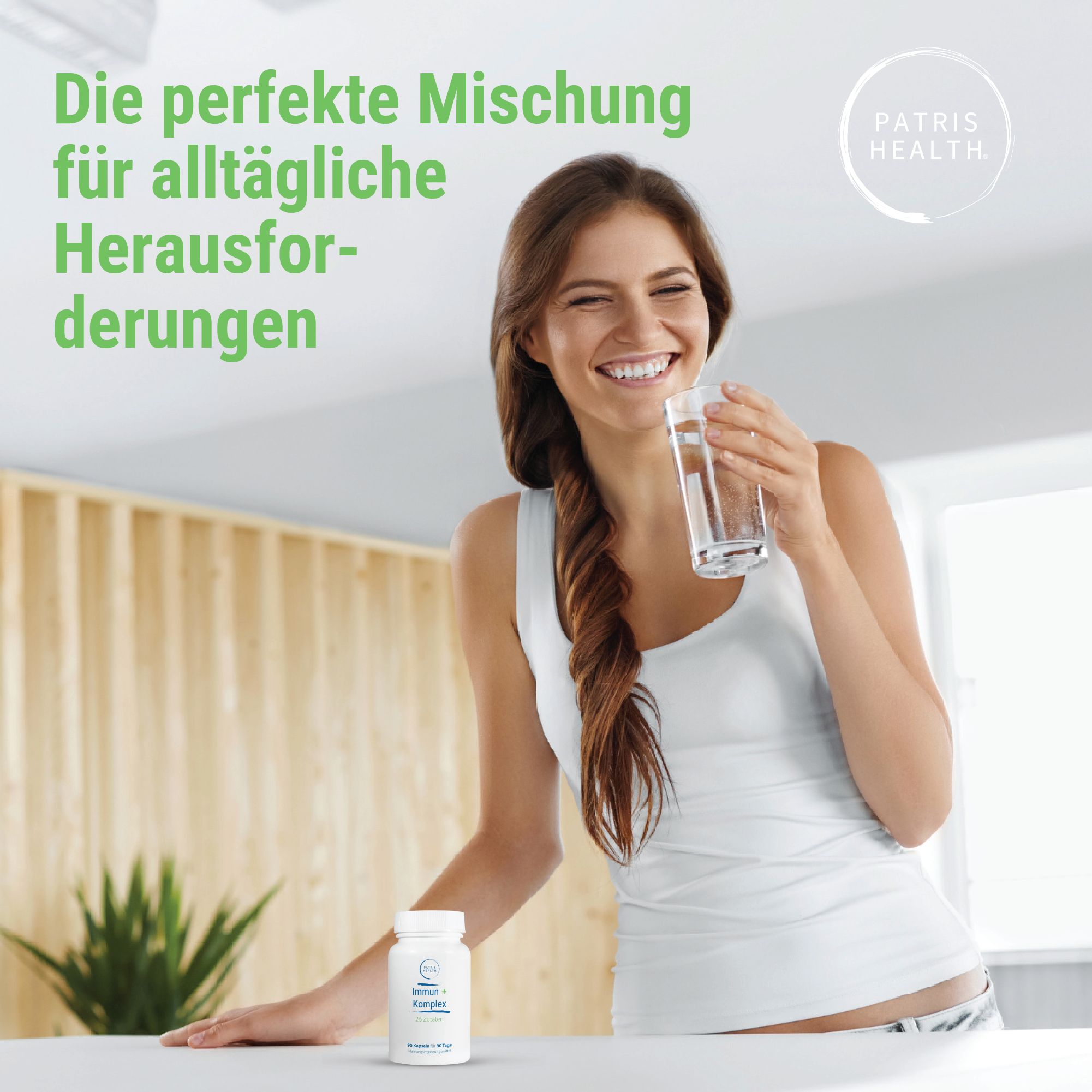 Frau trinkt Wasser, Flasche mit Aufschrift: Immun+ Komplex. Aufschrift: Patris Health. Für Herausforderungen.