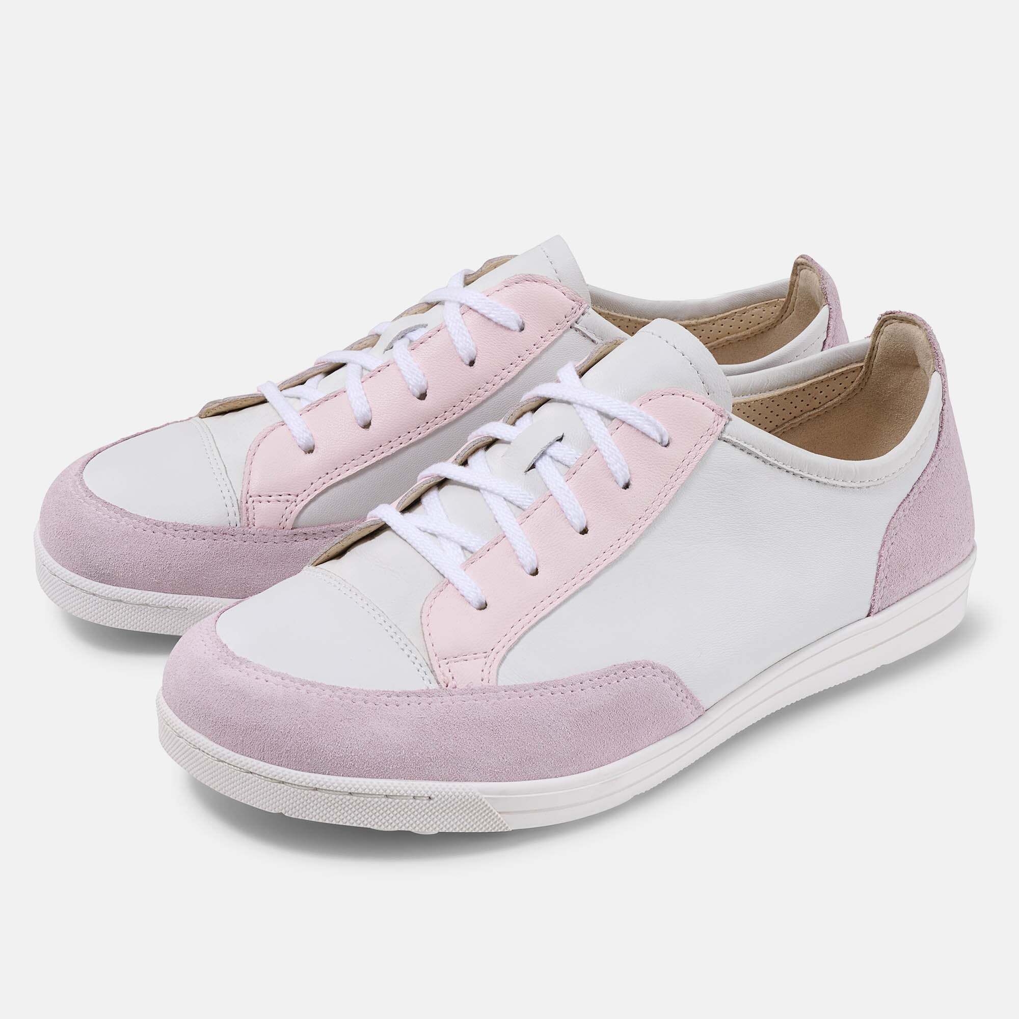 Weiße und rosafarbene Damen-Schnürschuhe aus Leder und Wildleder. Paaransicht.