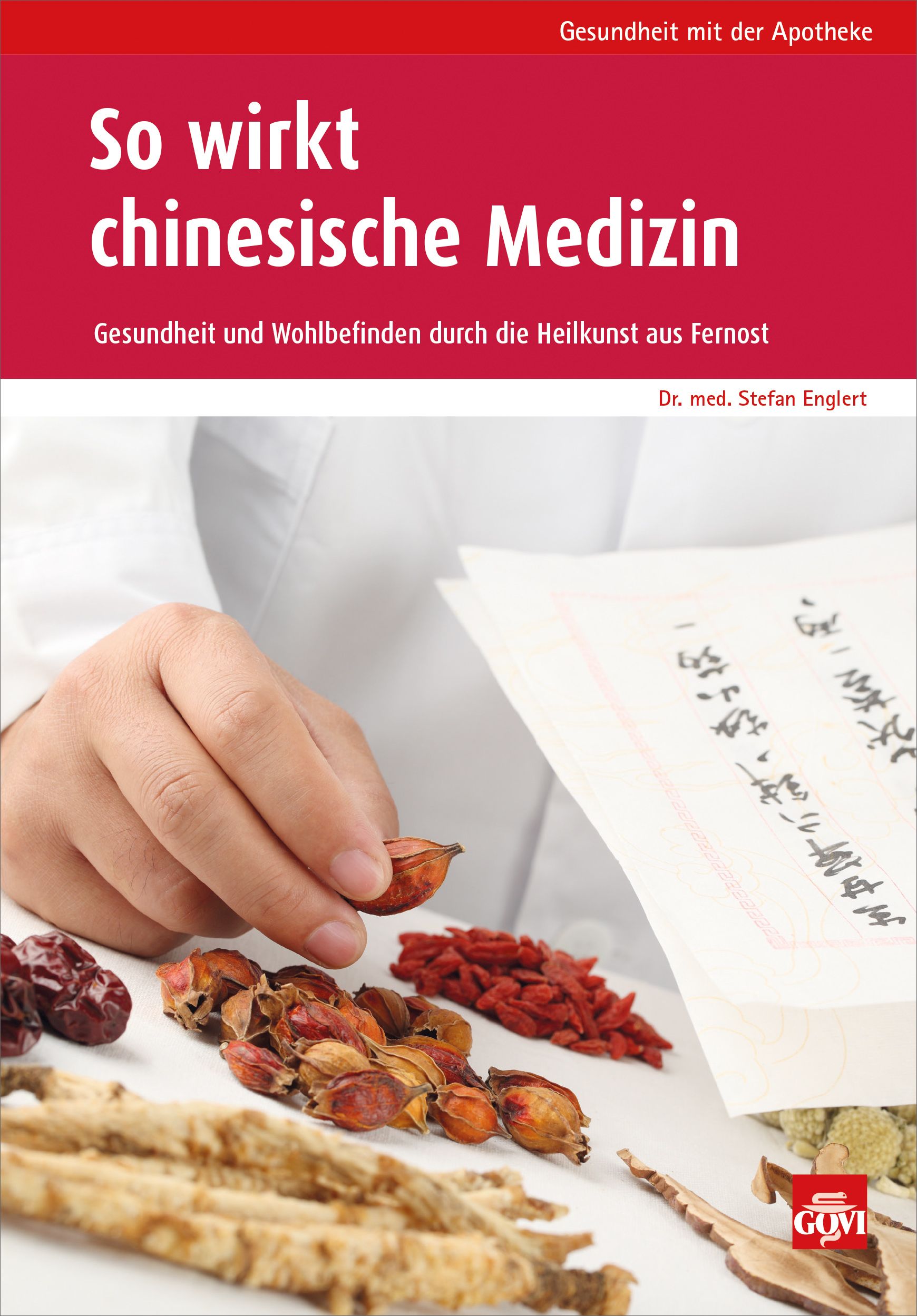 Buchcover: "So wirkt chinesische Medizin". Autor: Dr. med. Stefan Englert. Gezeigt werden Kräuter und eine Hand, die eine Frucht hält.