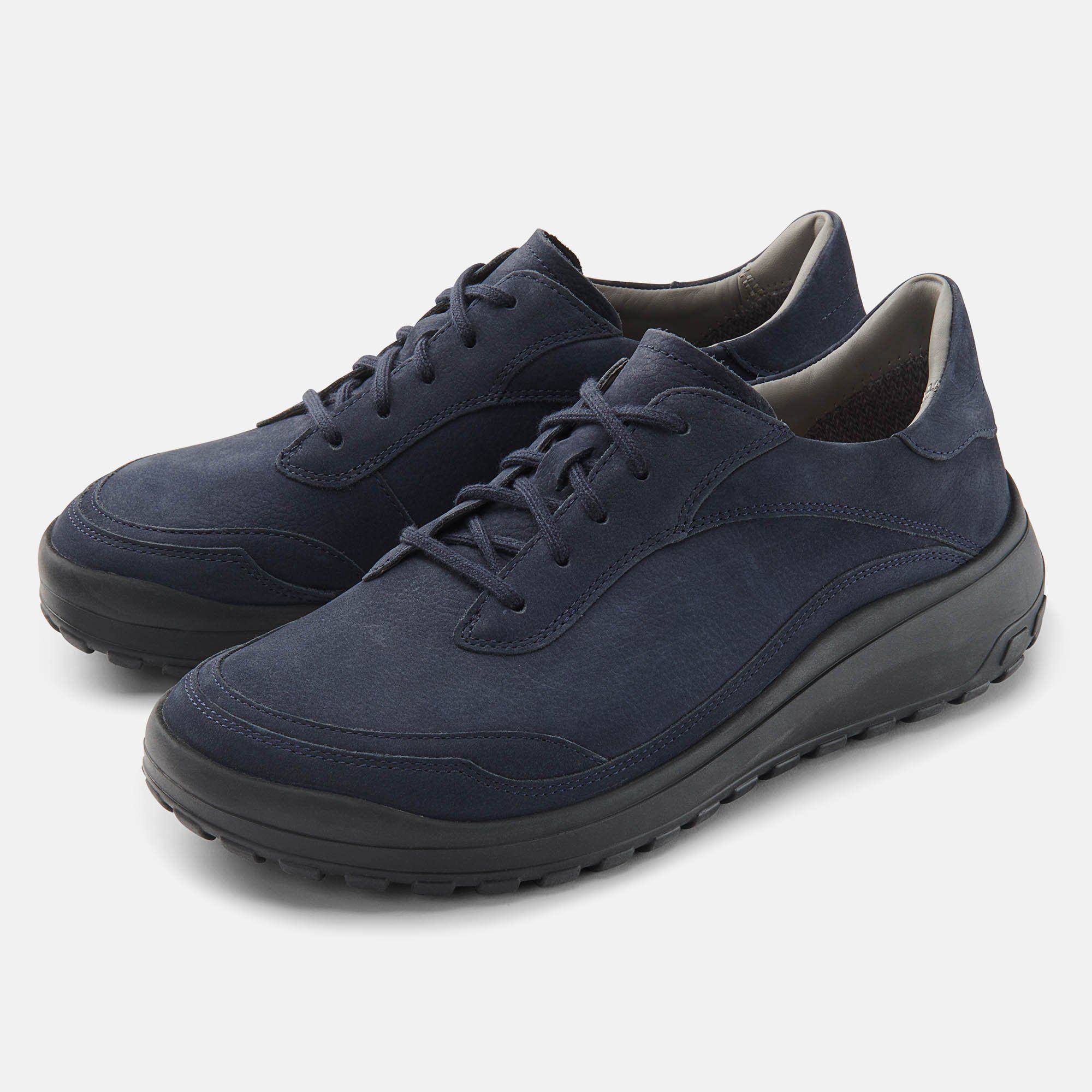 Zwei blaue Schnürschuhe mit breiter Sohle. Obermaterial aus Wildleder, Schnürsenkel. Schwarze Sohle. Hellgraues Innenfutter.