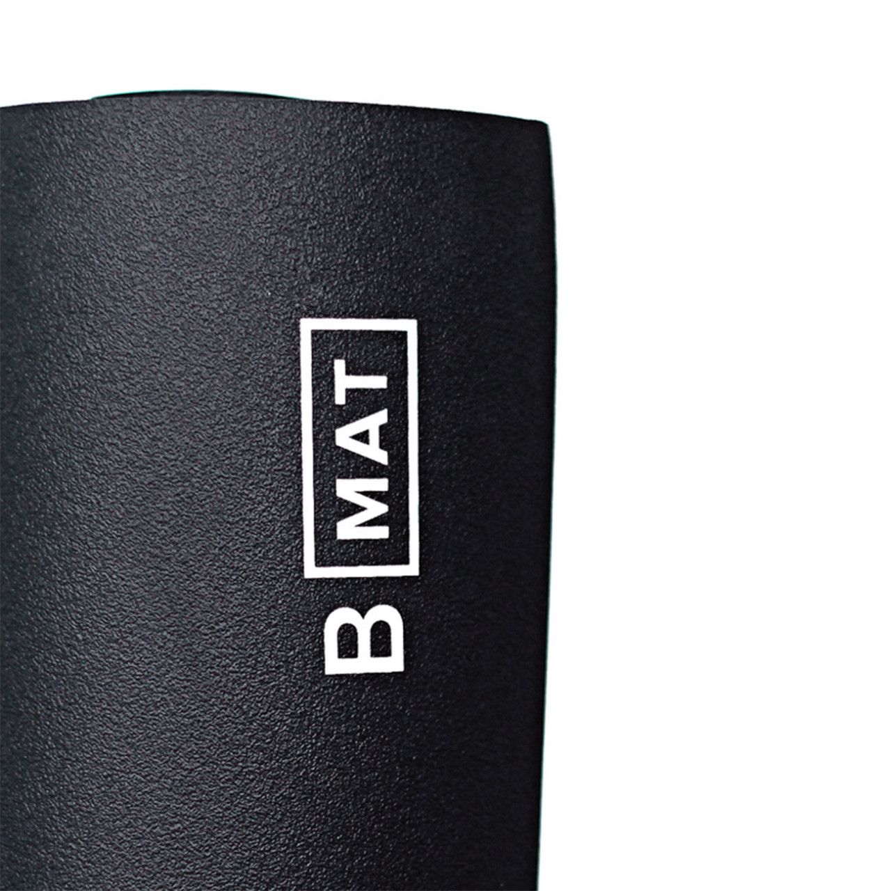 Nahaufnahme eines schwarzen Yogamatten-Endes. Weißes "B MAT" Logo.