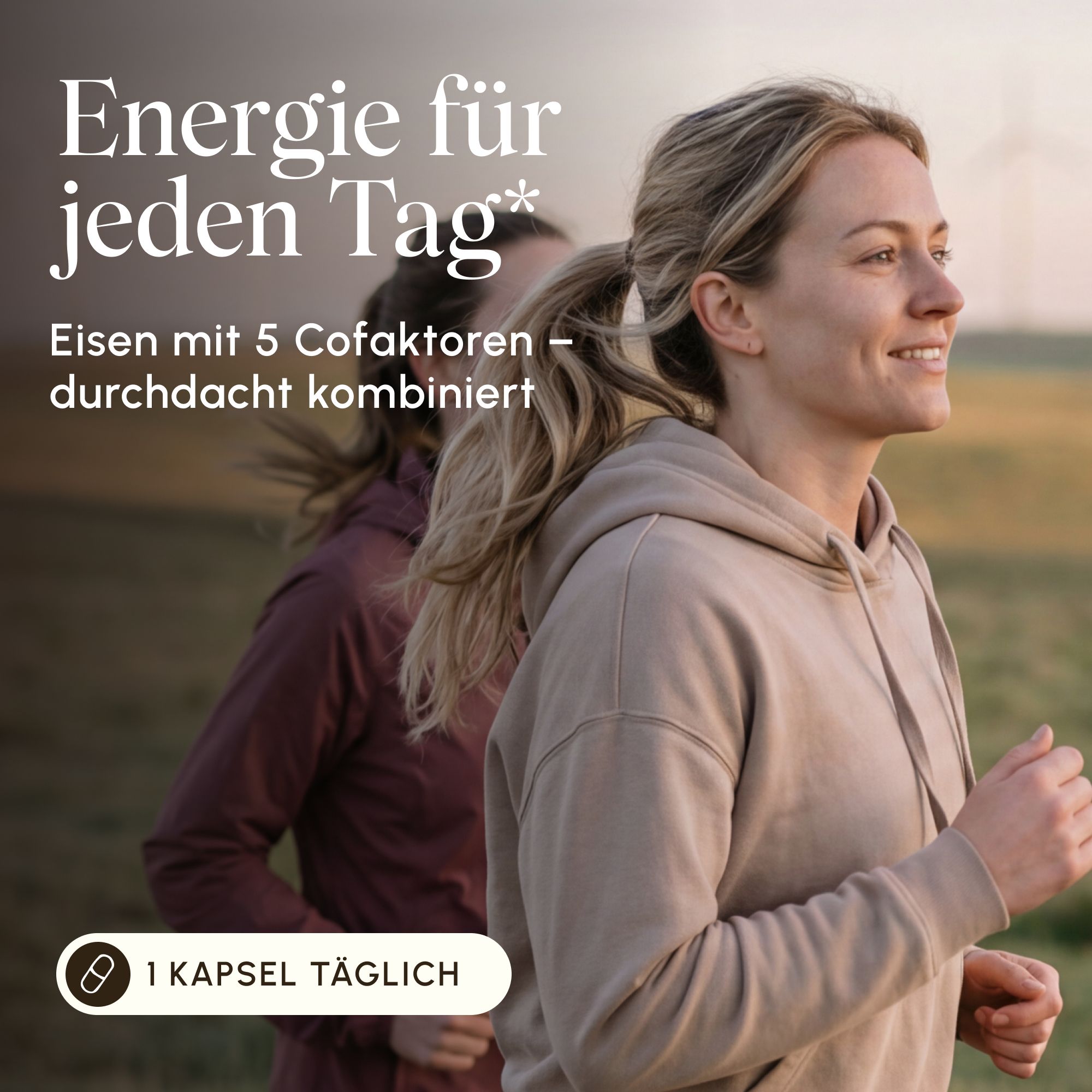 Zwei Frauen laufen im Freien, eine davon im Vordergrund. Text: Energie für jeden Tag.
