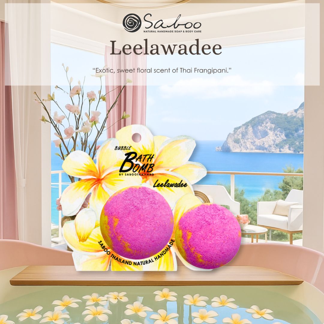 Zwei Bad Bomben Leelawadee. Text: SABOO. Bubble Bath Bomb. Exotic, sweet floral scent of Thai Frangipani. Wellness-Produkt.