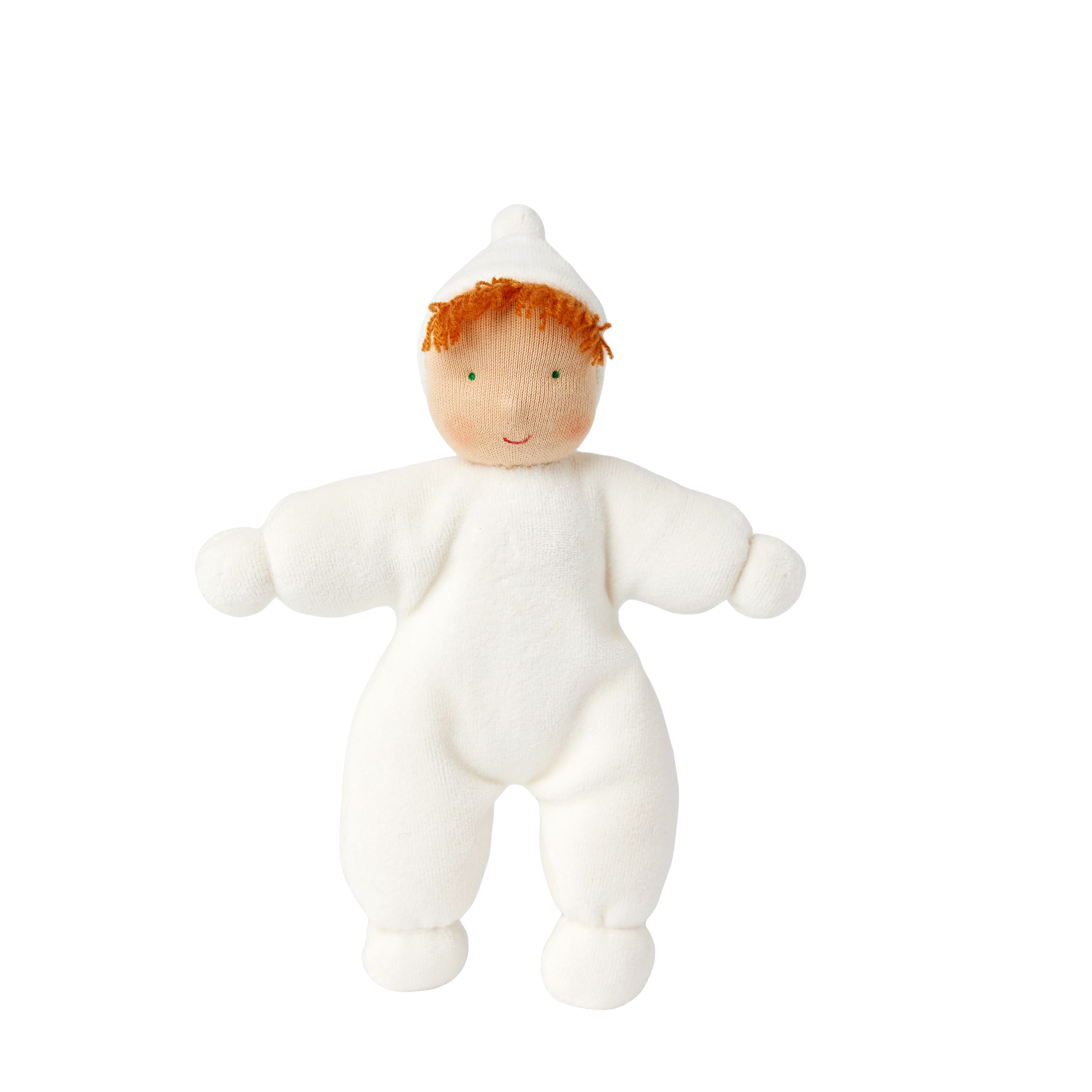 Stoffpuppe mit rotem Haar und weißem Anzug. Puppe mit rundem Kopf, Armen und Beinen. Gesicht mit grünen Augen und rotem Mund.