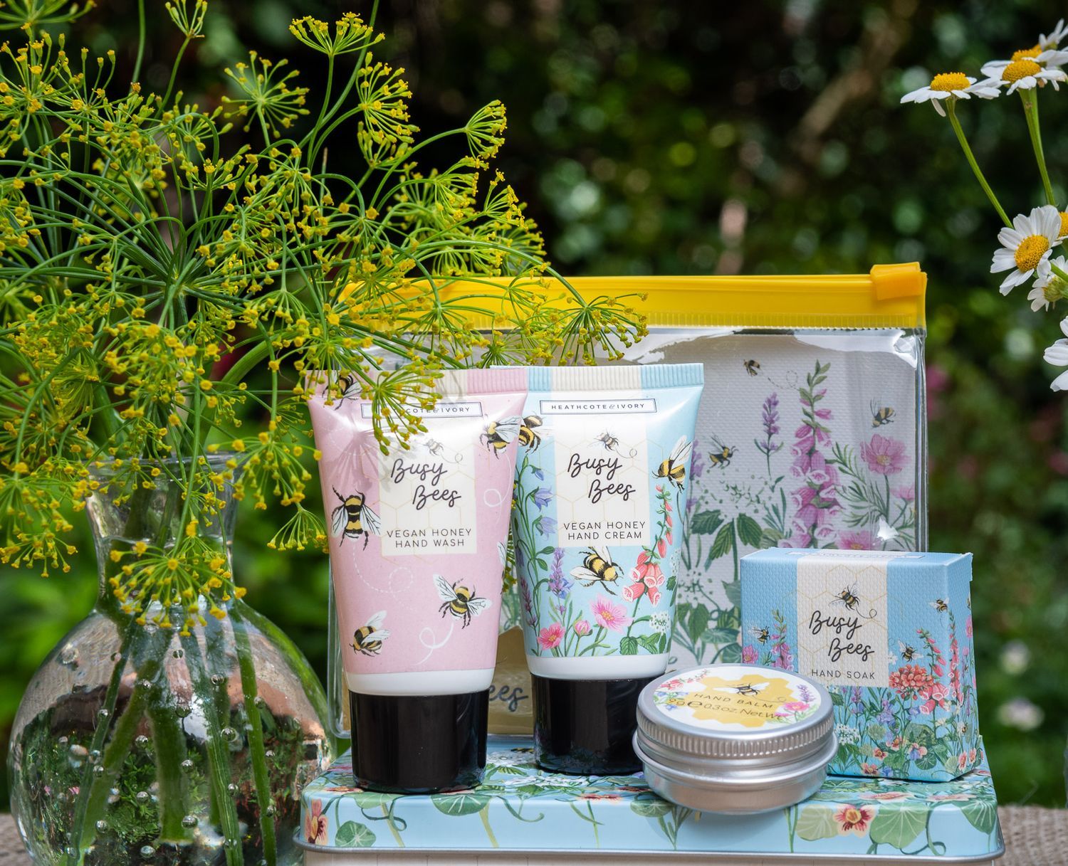 Mini Handpflege-Set mit Handcreme, Handwaschmittel, Handseife und Handbalsam, draußen aufgestellt.