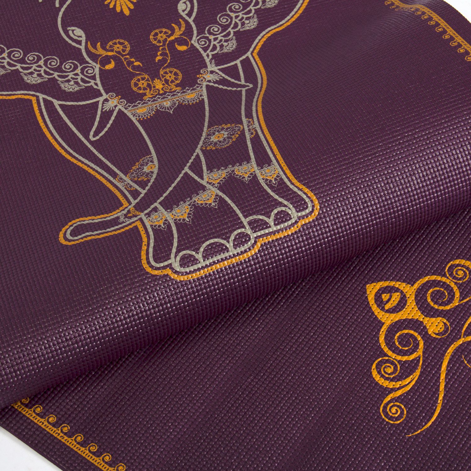 Close-up van twee yogamatten. Bordeaux met gouden olifantenontwerp en gouden versieringen.
