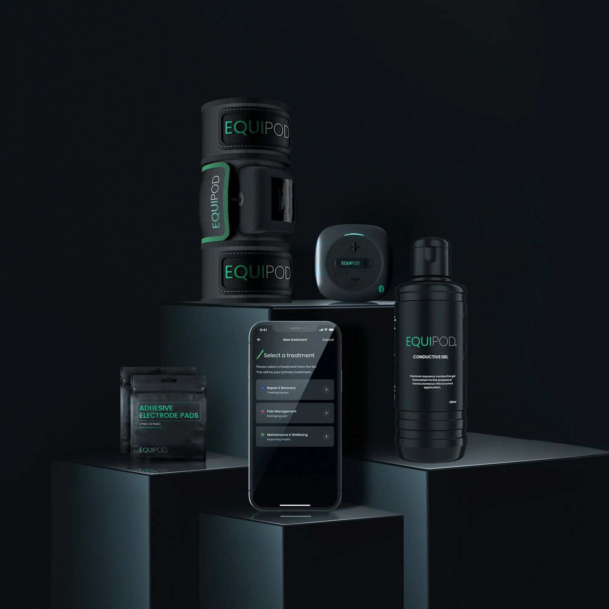 Schwarzes EquiPod Starter Kit. Enthält mehrere Geräte, eine Flasche, Pads und ein Smartphone mit App-Anzeige.