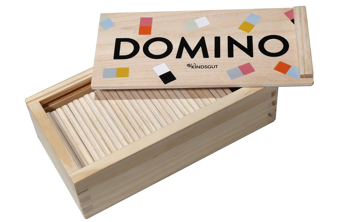 Holzkiste mit Deckel. Auf dem Deckel steht "DOMINO" und "Kindsgut". Im Inneren liegen Dominosteine.
