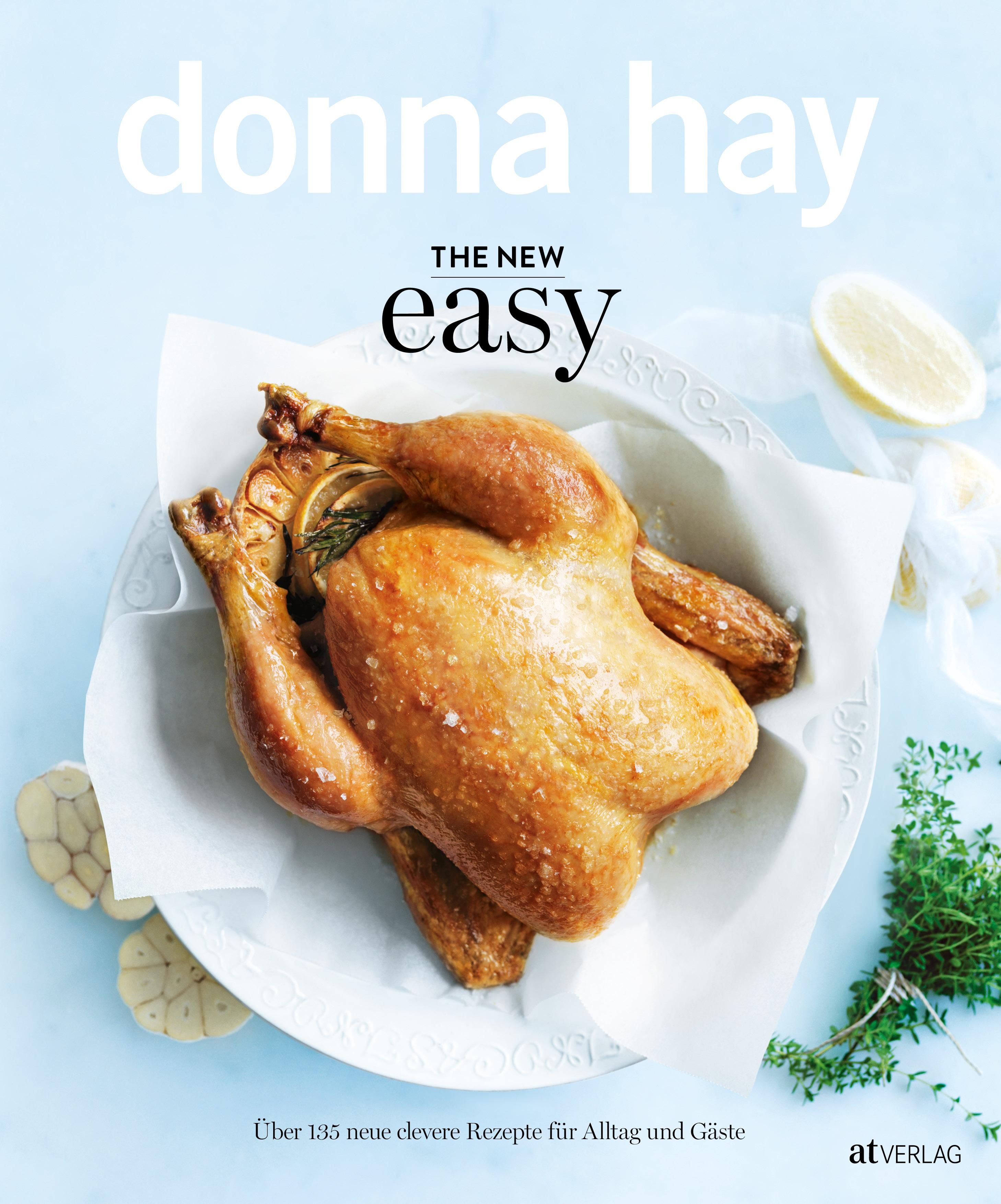Kochbuch mit gebratenem Huhn auf einem Teller. Titel: The New Easy von donna hay. Text: Über 135 neue clevere Rezepte.