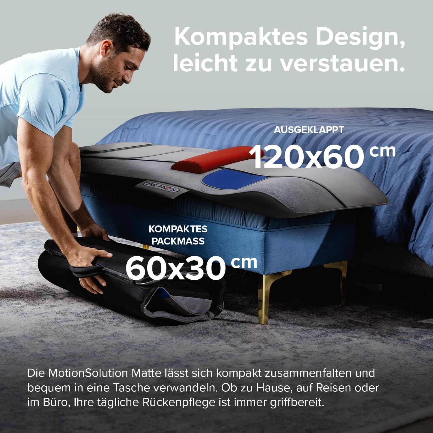 Mann faltet Matte zusammen. Matte: grau, blau, rot. Maße: 120x60 cm (ausgeklappt), 60x30 cm (zusammengefaltet).