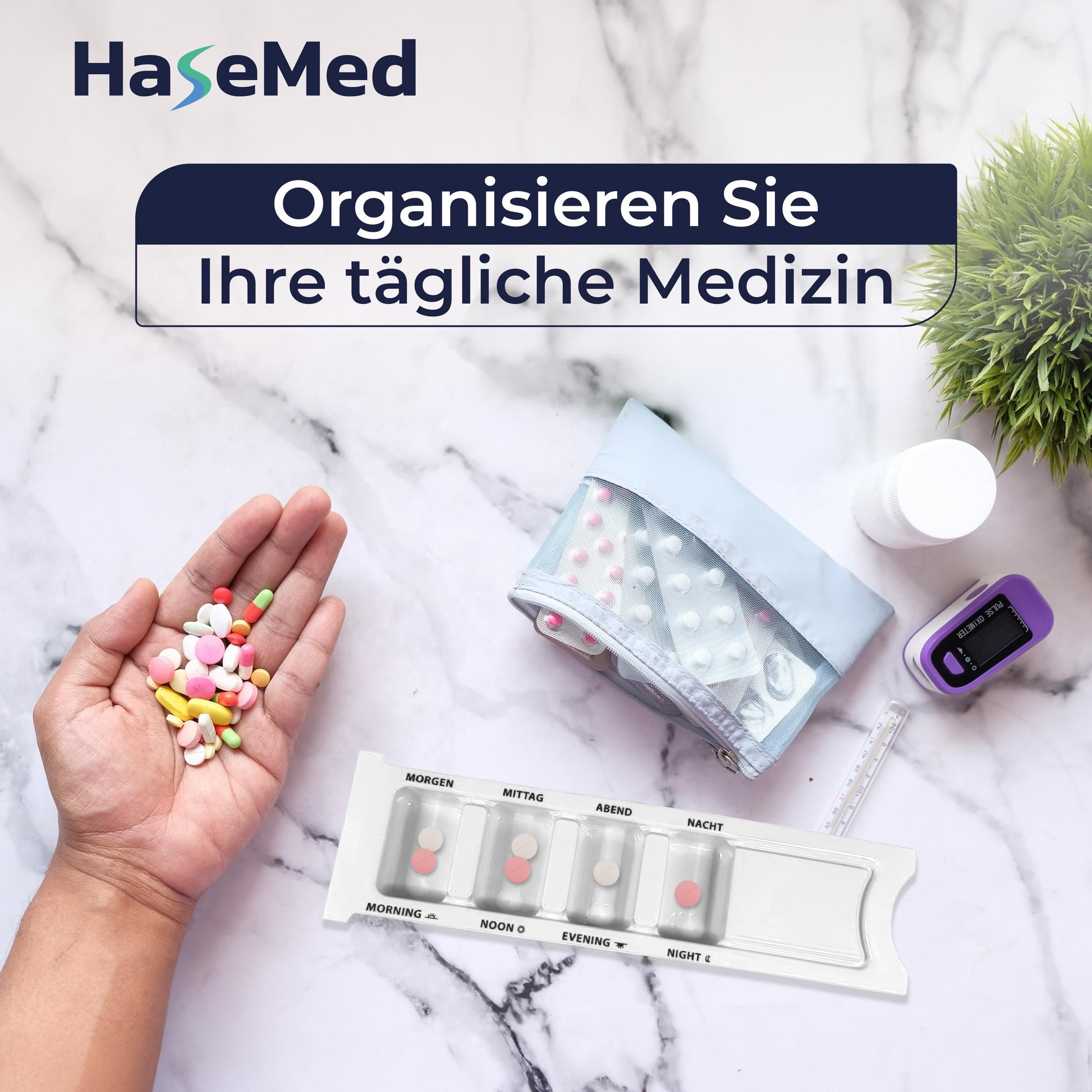 Medikamentendispenser mit Tabletten, Pillen, und Zubehör auf einer Marmoroberfläche. Marke: HaseMed. Oximeter und Medikamentenverpackung.