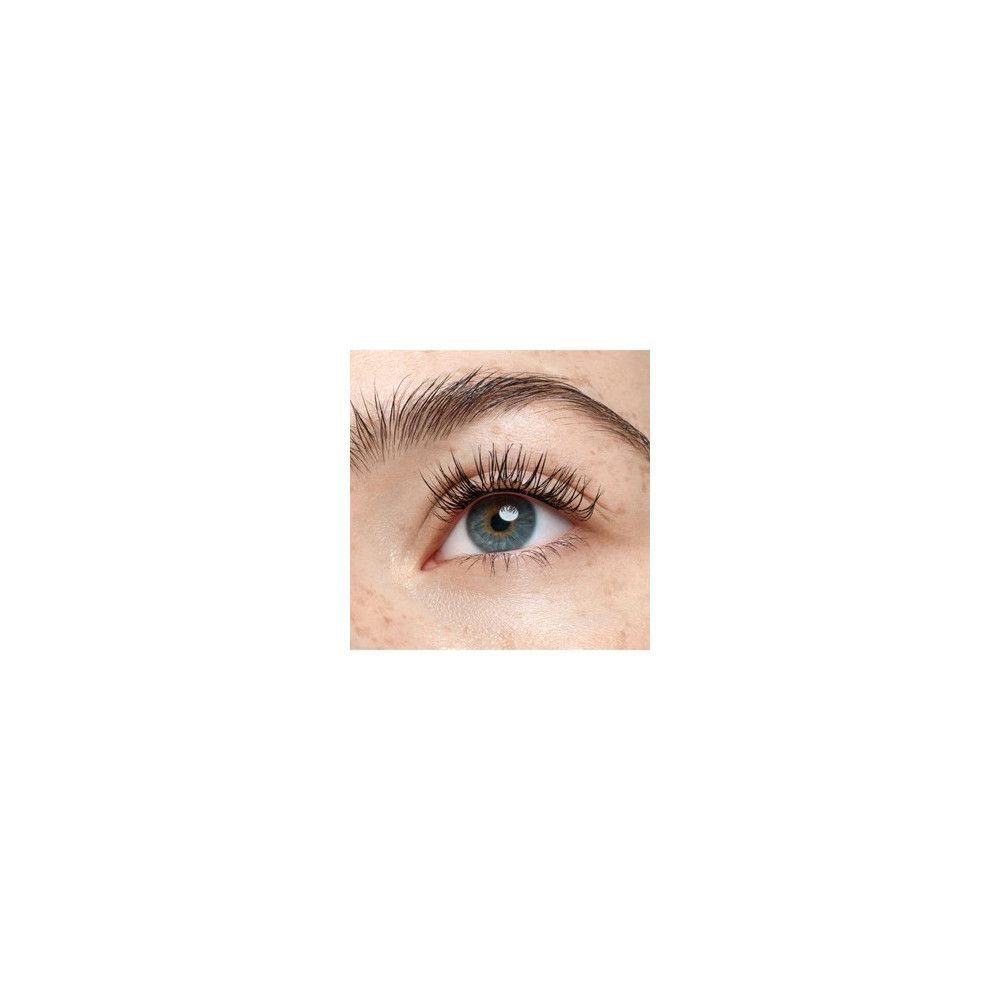 Nahaufnahme eines menschlichen Auges mit aufgetragener Mascara auf den Wimpern.