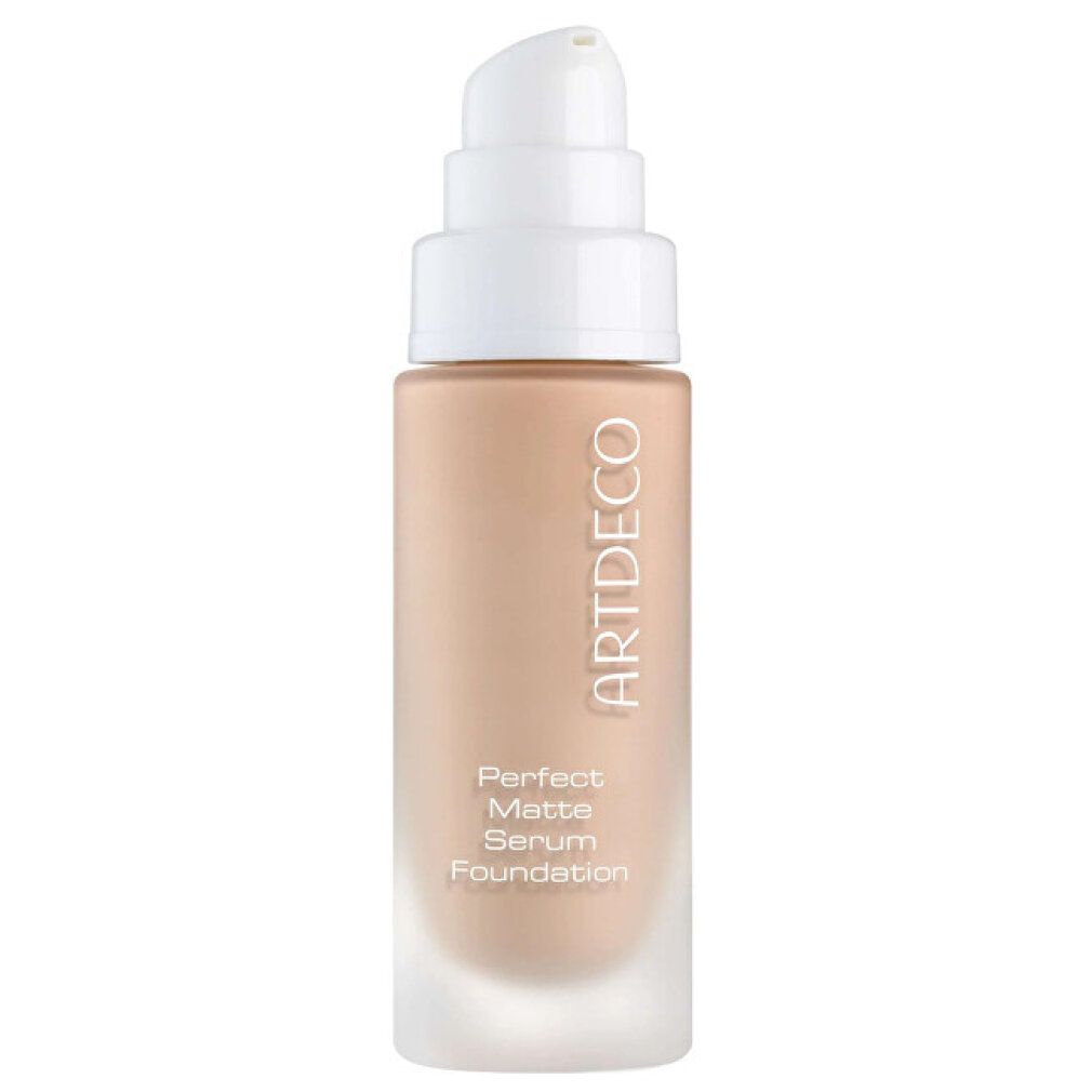 Artdeco Perfect Matte Serum Foundation. Flasche mit Pumpe, beigefarbener Inhalt. Weißer Pumpkopf, Schriftzug Artdeco und Produktname.