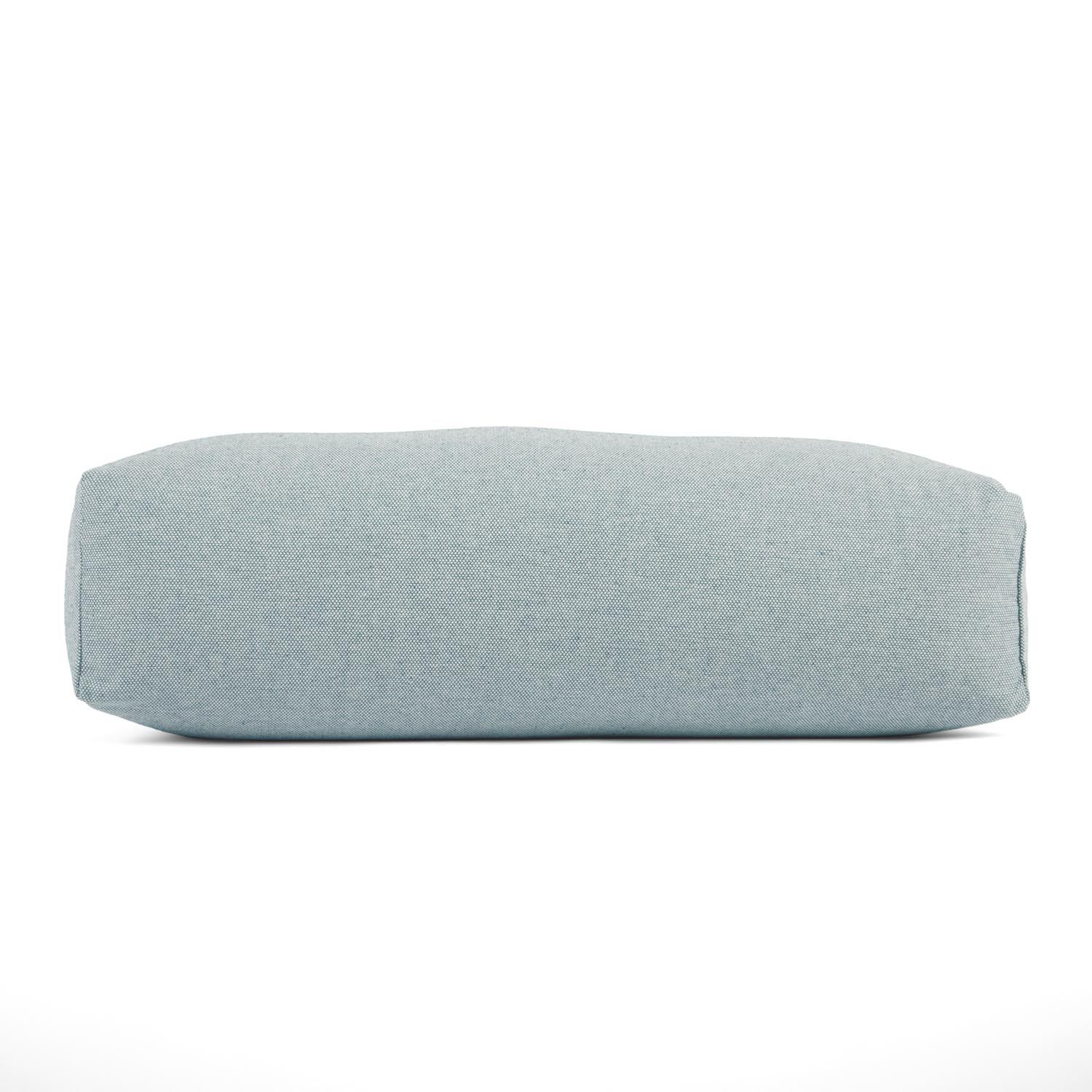 Hellblaues Yoga-Bolster, zylindrisch, aus Stoff. Seitliche Ansicht, auf weißem Hintergrund.