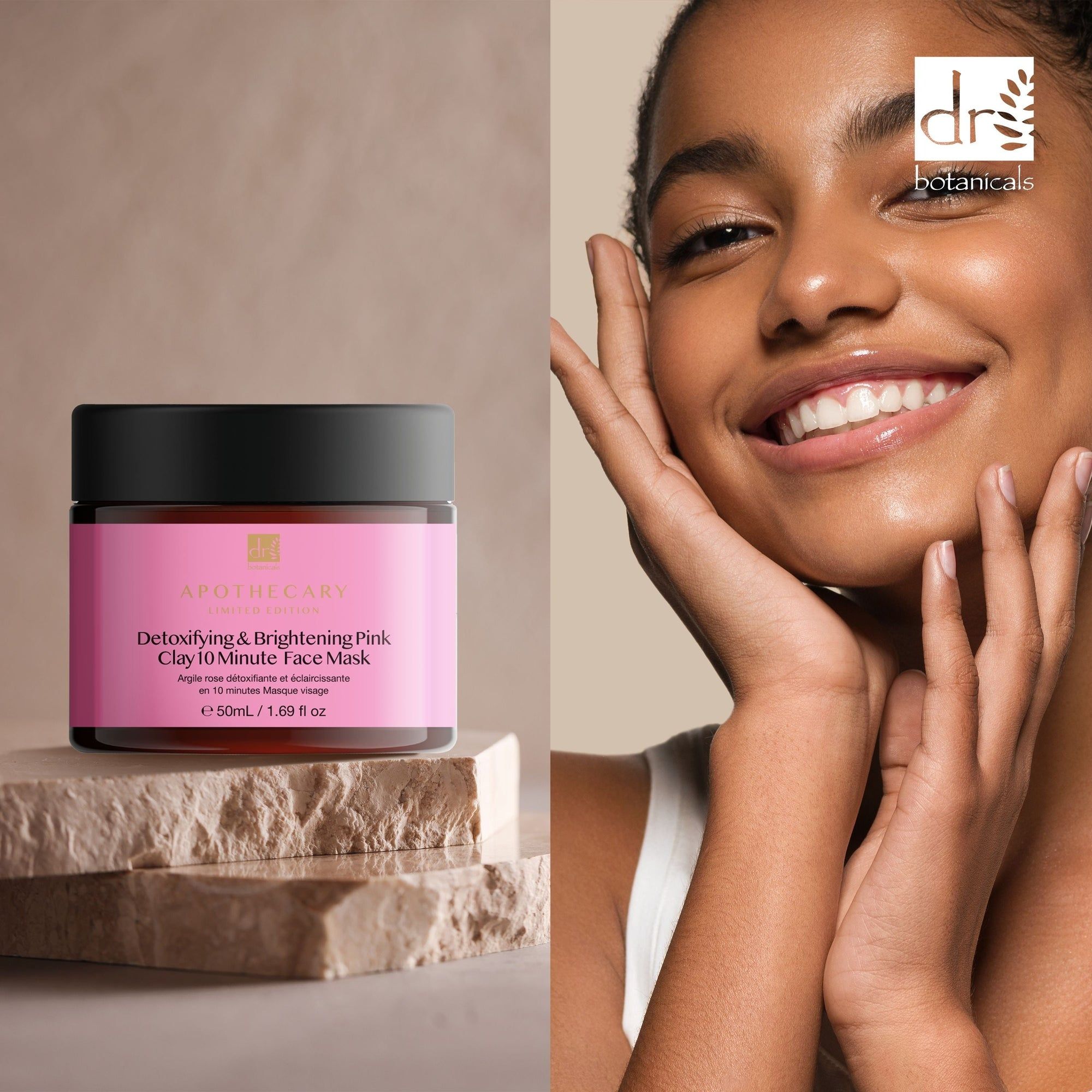 Produkt neben einer Frau. Aufschrift: Detoxifying & Brightening Pink Clay 10 Minute Face Mask. Frau berührt ihr Gesicht.