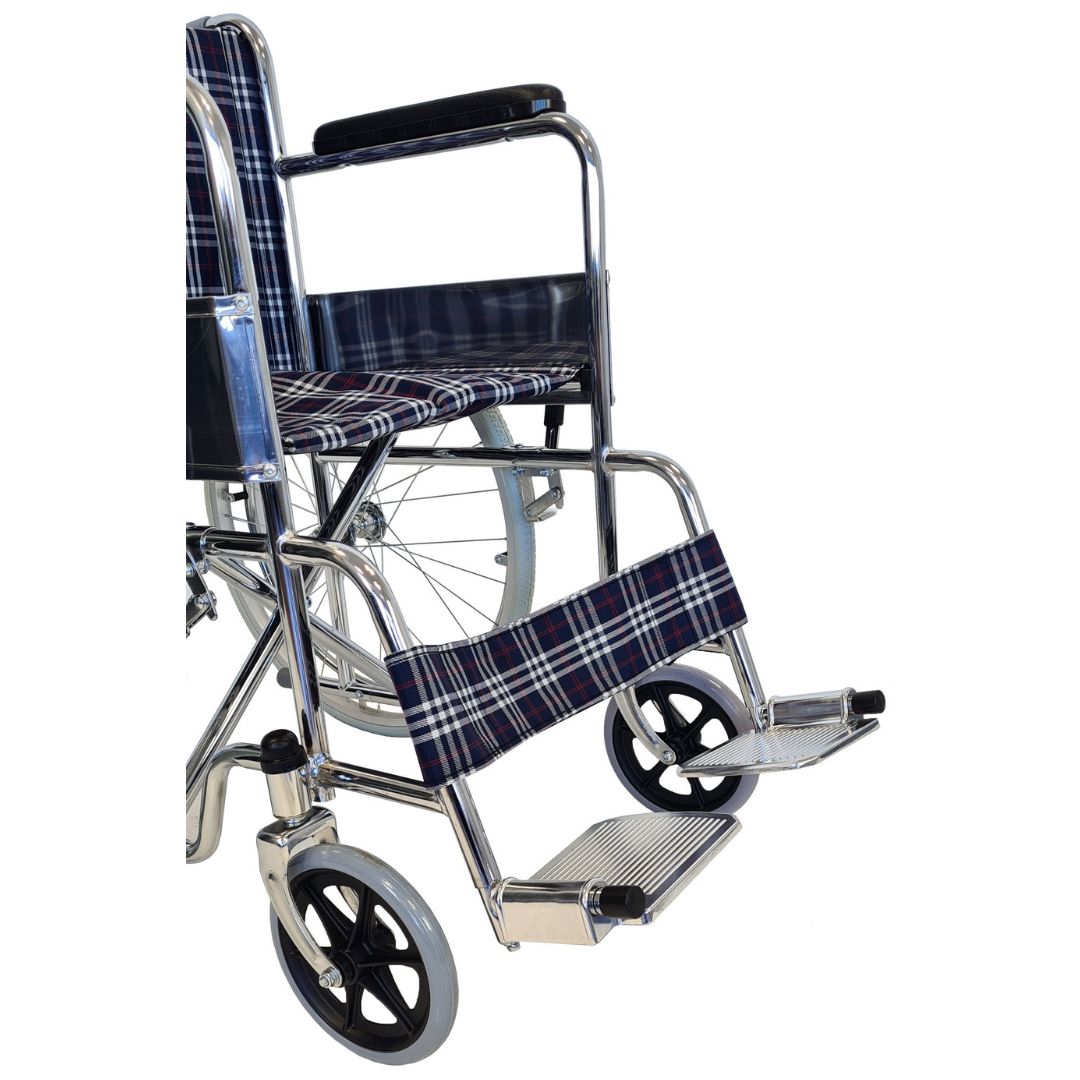 Detailansicht eines Rollstuhls. Karierte Fußstütze, Metallrahmen, Räder und Fußstützen.