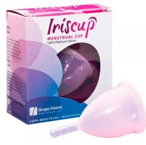 Iriscup Menstruationstasse und Verpackung. Rosa Silikonbecher mit Stiel. Verpackung mit Produktnamen und Logo.