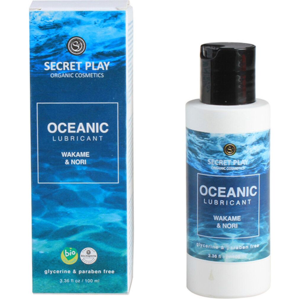Flasche und Schachtel "Oceanic Lube". Text: "Wakame & Nori", "Glycerin & Paraben Free". Bio-Siegel. Wellenmuster. Marke: Secret Play.