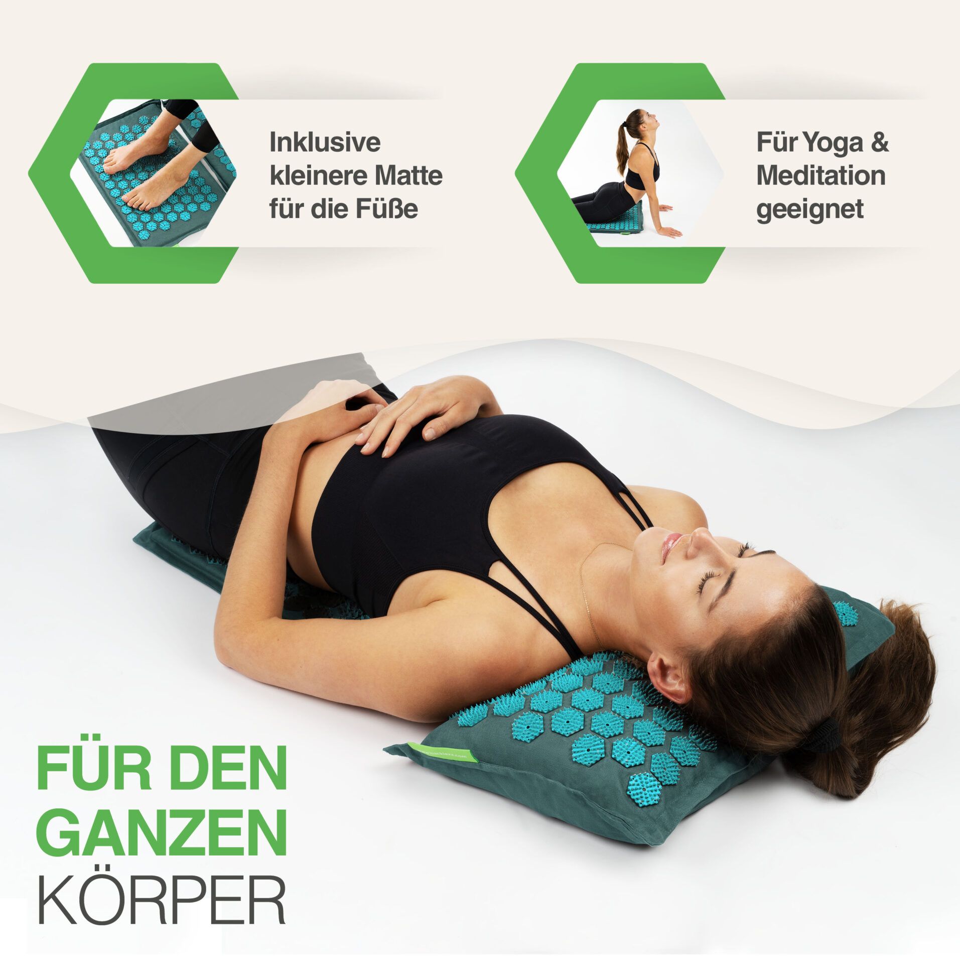 Frau liegt auf Akupressurmatte. Inklusive Fußmatte. Für Yoga & Meditation geeignet. Text: „Für den ganzen Körper“.