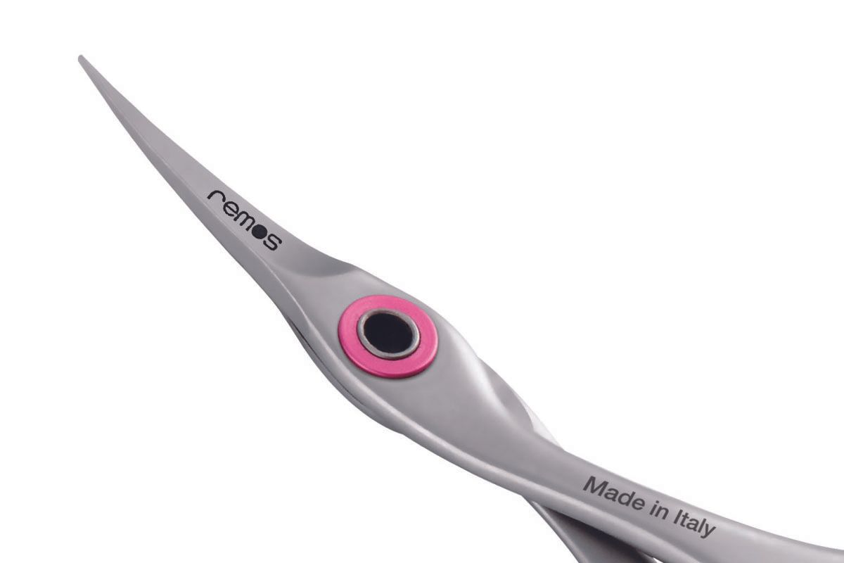 Edelstahlschere mit rosa Akzent und "Made in Italy" Aufschrift.