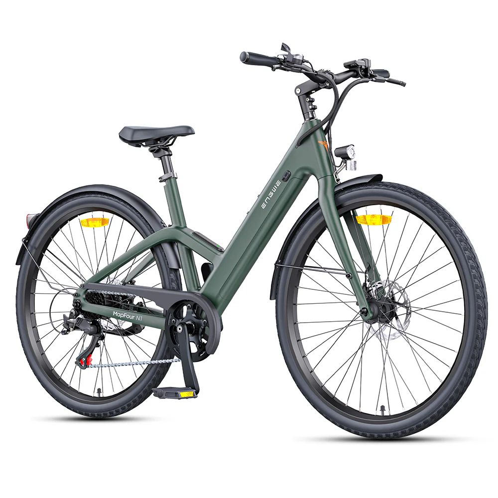 Grünes E-Bike mit schwarzen Reifen, Schutzblechen und Gepäckträger. Schwarzer Sattel und Lenker. Engwe-Logo.