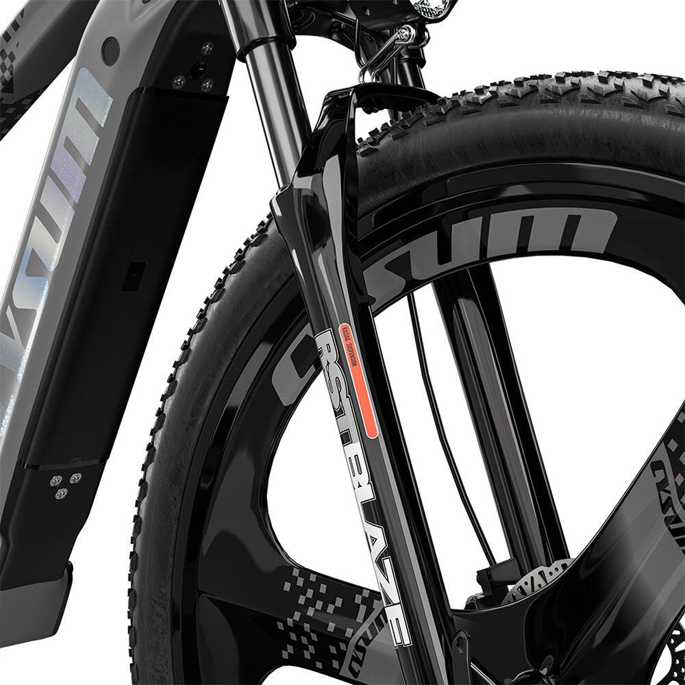 Nahaufnahme der Vorderradgabel des Elektrofahrrads. CYSUM-Logo und RST BLAZE-Aufkleber.