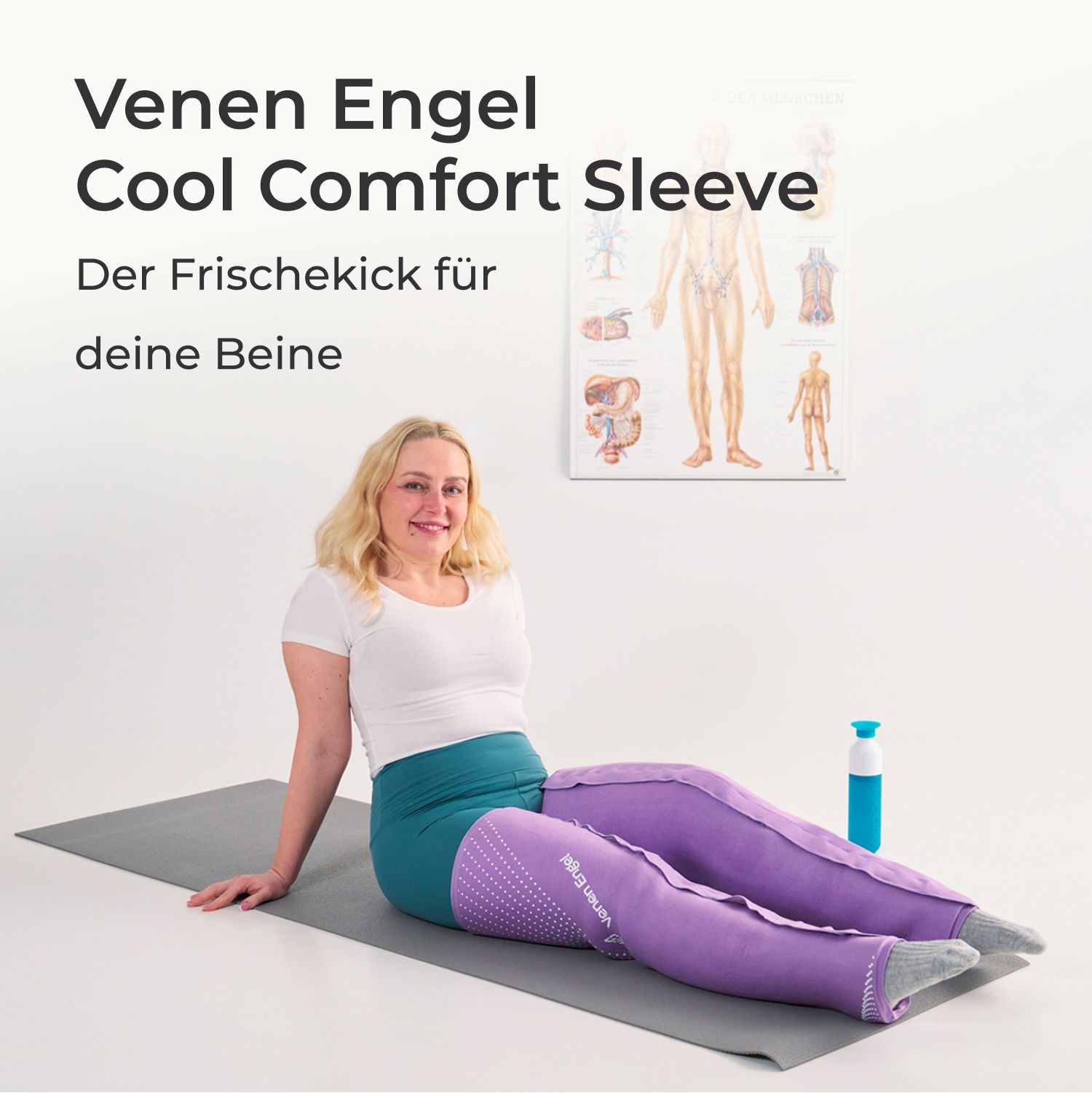 Frau sitzt auf Matte mit lila Venen Engel Cool Comfort Sleeves an beiden Beinen.