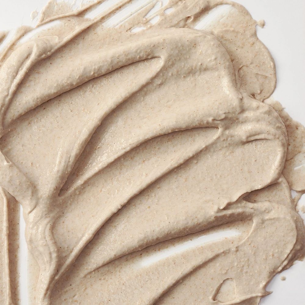 Cremige Textur der BEAUTY OF JOSEON Ground Rice and Honey Glow Mask, in Wellen aufgetragen.