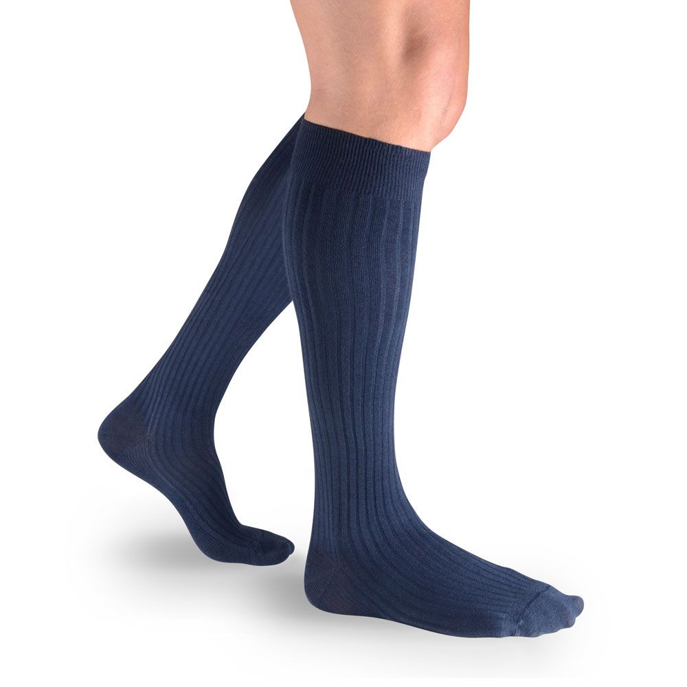 Kniestrümpfe für Männer, dunkelblau, gerippt. Beinbekleidung mit Kompressionswirkung. Auf weißem Hintergrund, Seitenansicht.