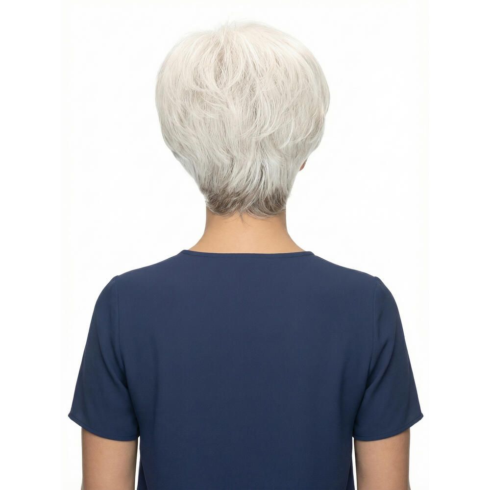 Kurzhaarperücke, hellgrau, von hinten. Frau mit blauem Oberteil.