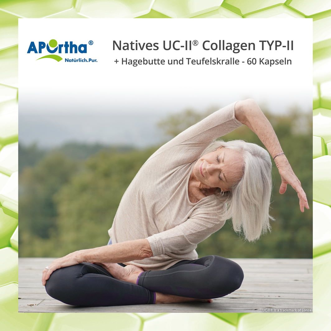 Ältere Frau in Yoga-Pose im Freien. Natur im Hintergrund. Produktname nicht sichtbar.