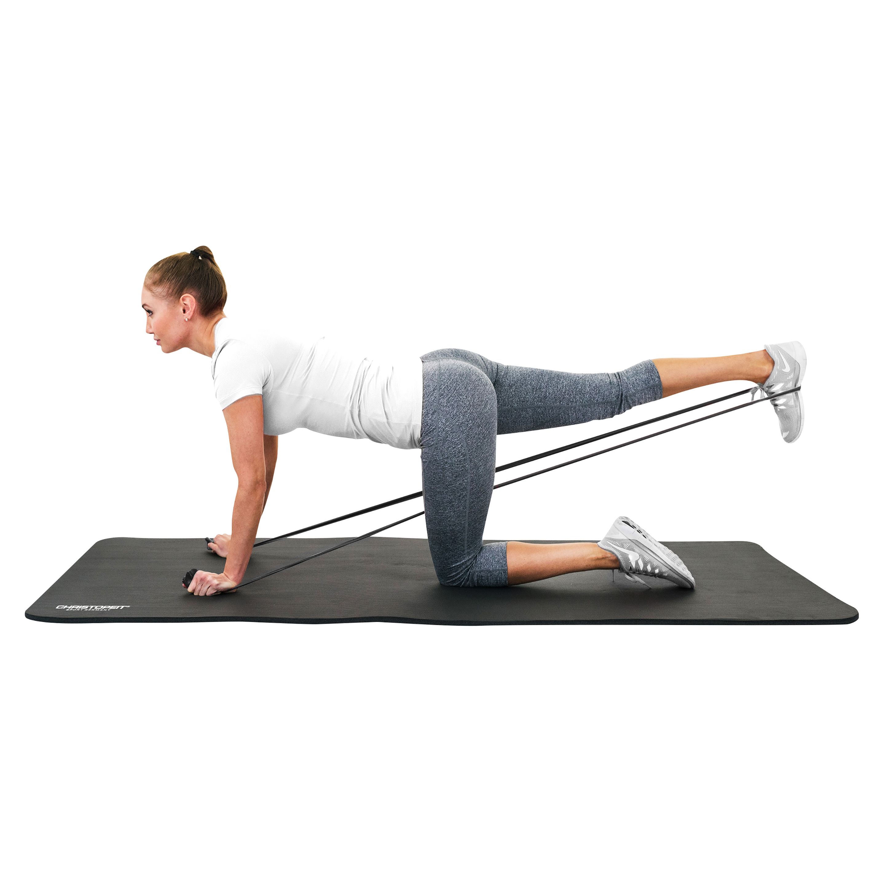 Eine Frau trainiert auf einer schwarzen Matte mit einem schwarzen Gymnastikband. Sie stützt sich auf Händen und Knien.