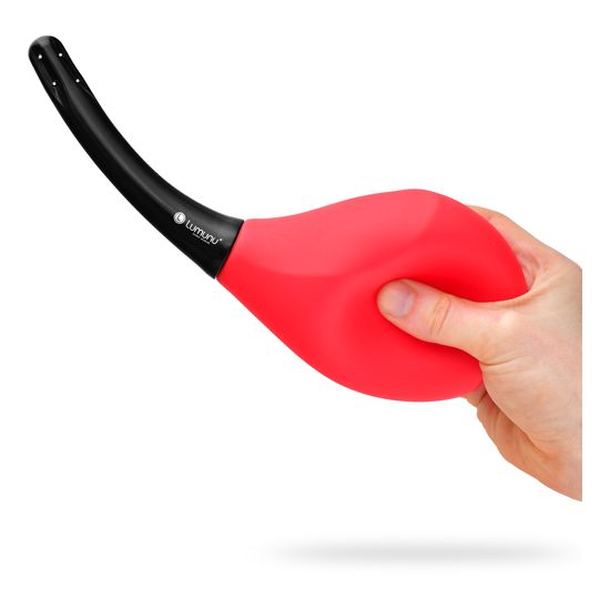 Rote Intimpflege-Dusche, gehalten von einer Hand. Schwarzer, gebogener Griff. Marke Lumunu.