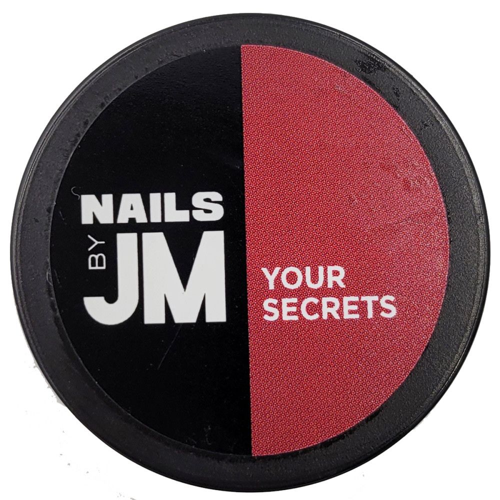 Runder Behälter, geteilt in Schwarz und Rot. Schwarze Hälfte mit weißem "NAILS BY JM". Rote Hälfte mit "YOUR SECRETS".